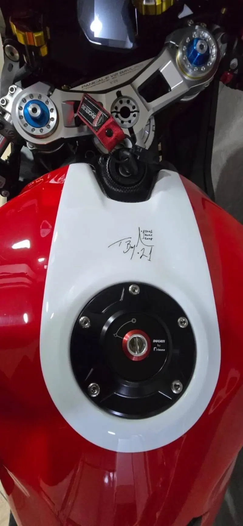 Ducati Panigale V2 Bayliss 1st Championship 20th Anniversary (2021 - 24) (11)