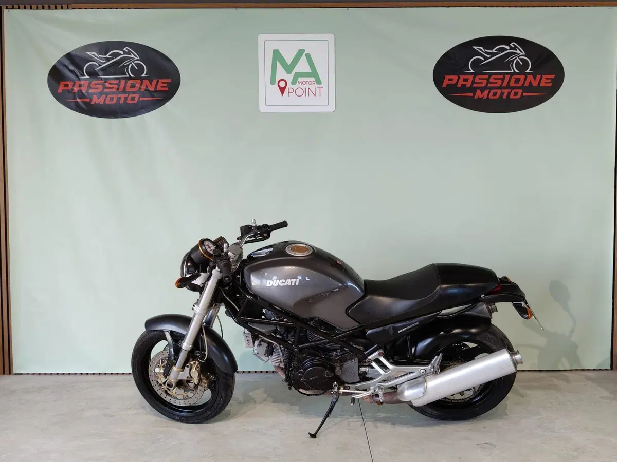 Ducati Monster 750 Dark (1999 - 02) (2)
