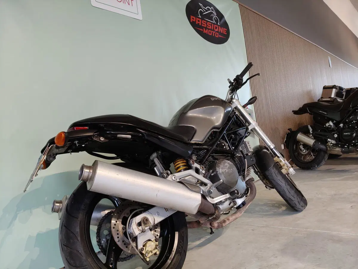 Ducati Monster 750 Dark (1999 - 02) (4)