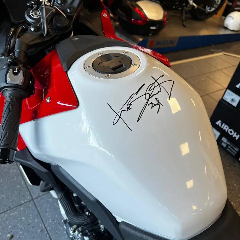 Suzuki GSX-8R Legend Edition (2024) (3)