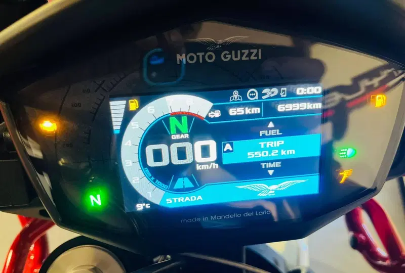 Moto Guzzi V85 TT (2021 - 23) (3)