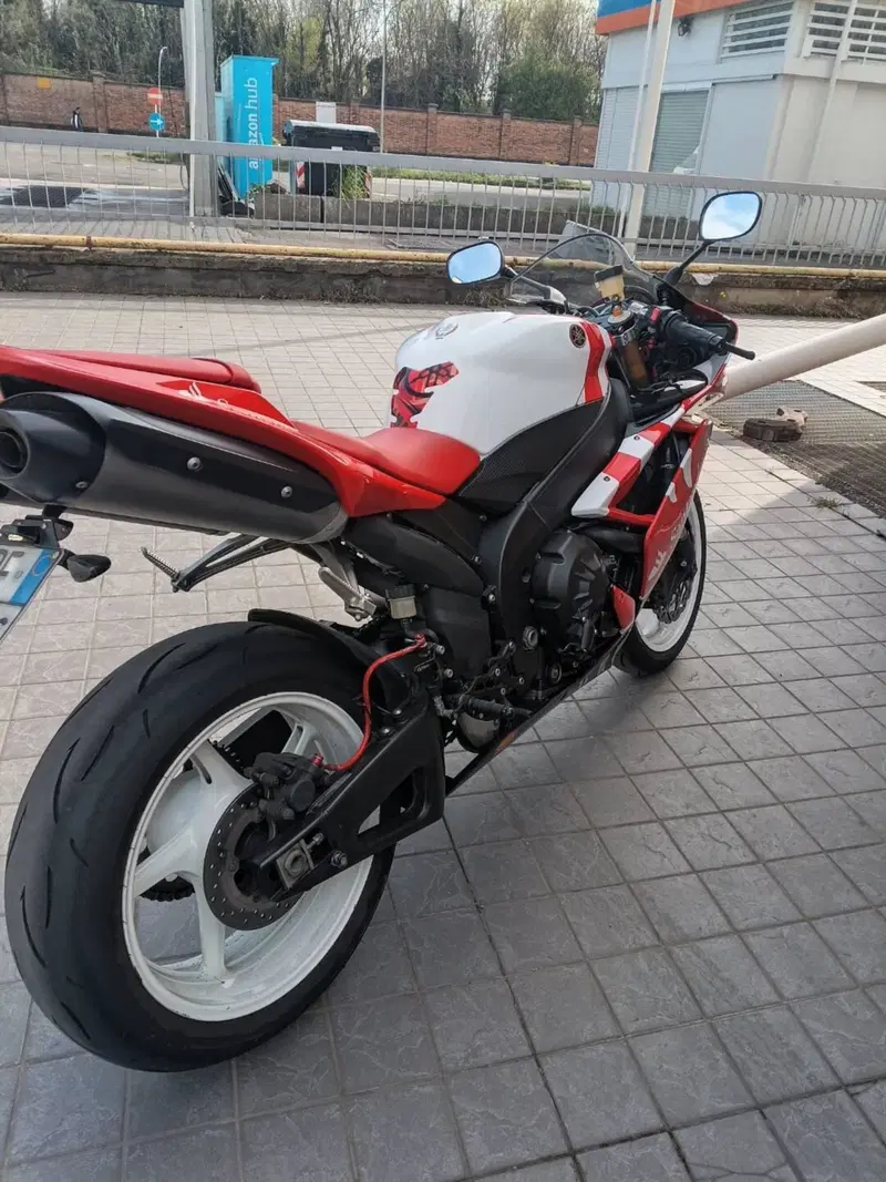 Yamaha YZF R1 (2009 - 11) (4)