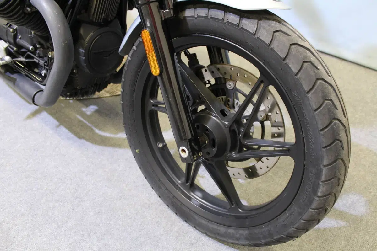 Moto Guzzi V7 Stone (2021 - 24) (7)