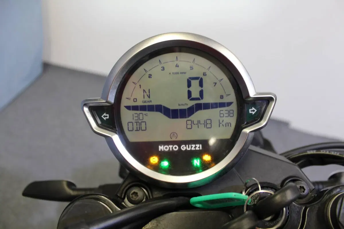 Moto Guzzi V7 Stone (2021 - 24) (3)