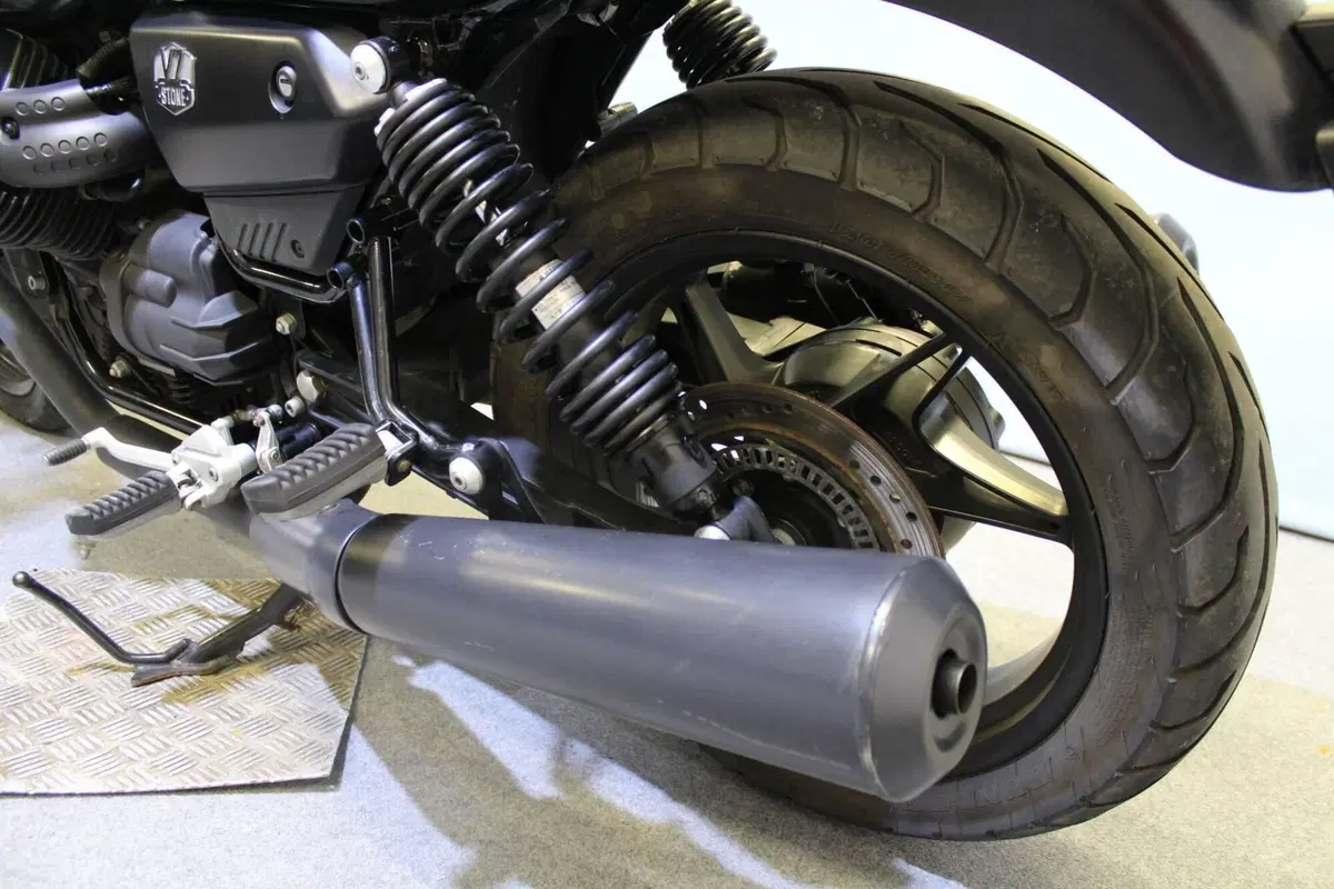 Moto Guzzi V7 Stone (2021 - 24) (15)