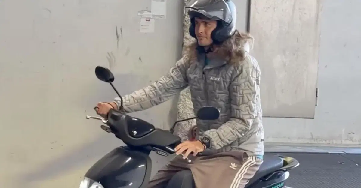 Monte-Carlo: Alexander Zverev nel traffico con lo scooter elettrico dopo l'esibizione con Jannik Sinner