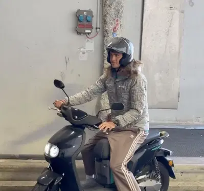 Monte-Carlo: Alexander Zverev nel traffico con lo scooter elettrico dopo l'esibizione con Jannik Sinner