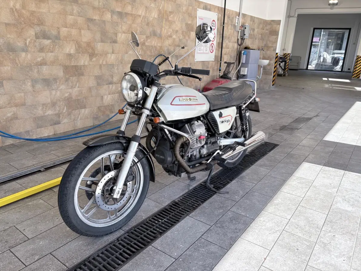 Moto Guzzi V35 II (4)
