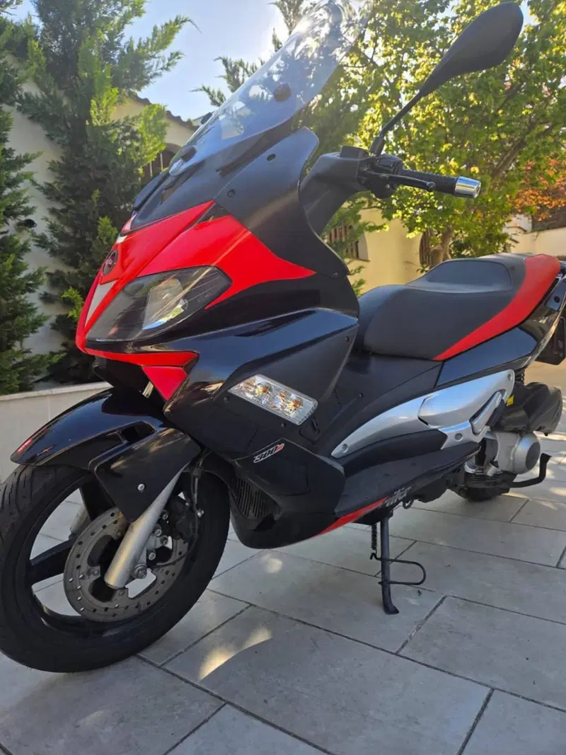 Aprilia SR Max 300 (2011 - 16) (2)
