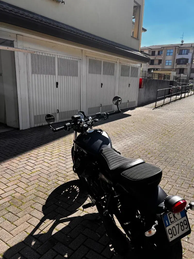 Moto Guzzi V9 Bobber (2018 - 20) (3)