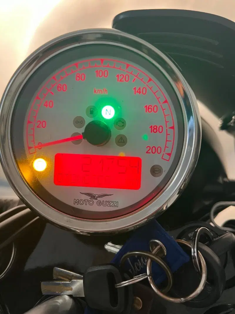 Moto Guzzi V9 Bobber (2018 - 20) (6)