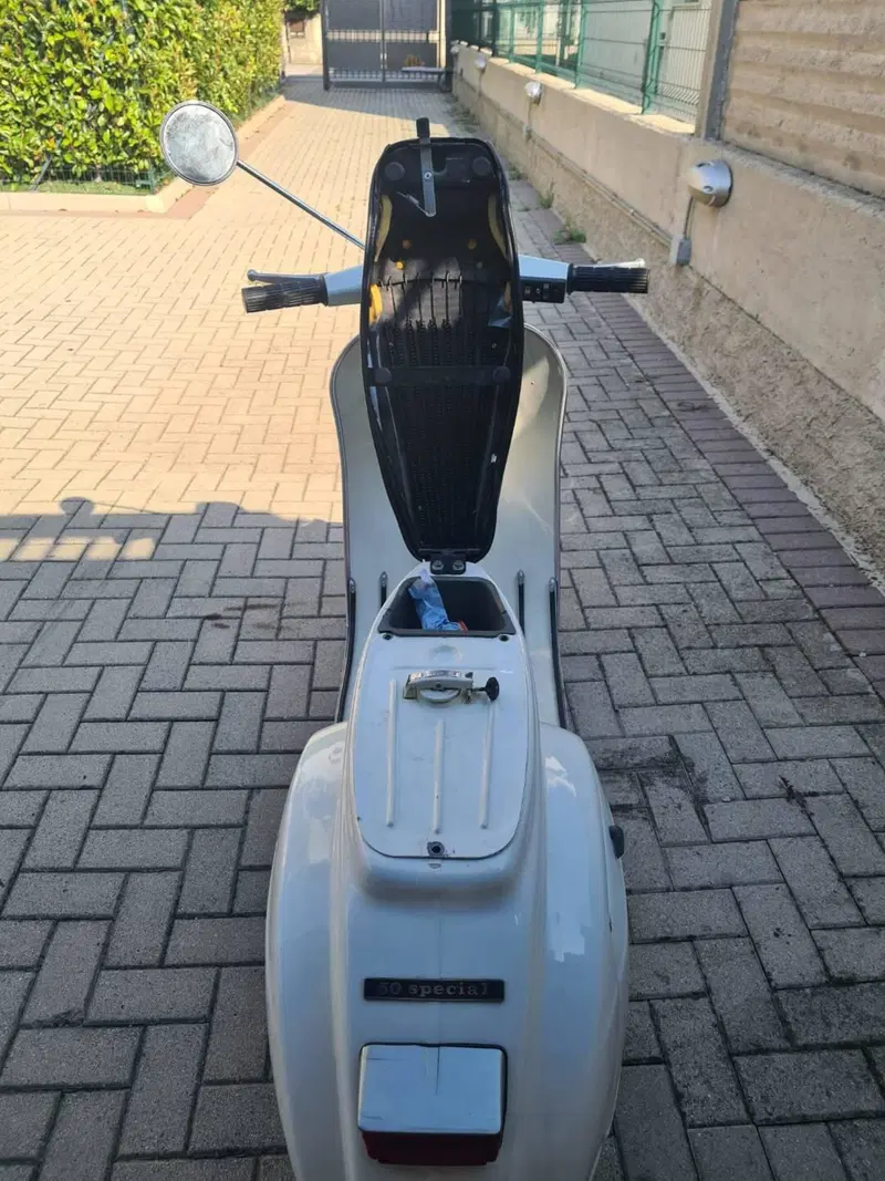 Piaggio Vespa 50 special (7)