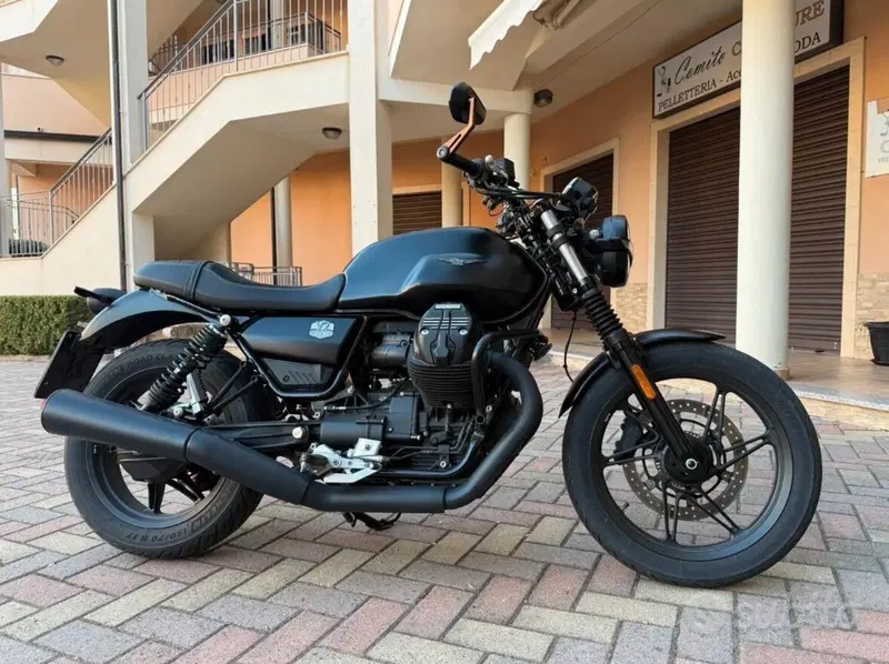 Moto Guzzi V7 Stone (2021 - 24) (2)