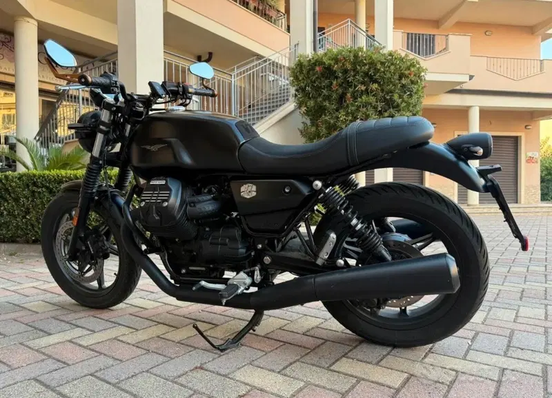 Moto Guzzi V7 Stone (2021 - 24) (3)