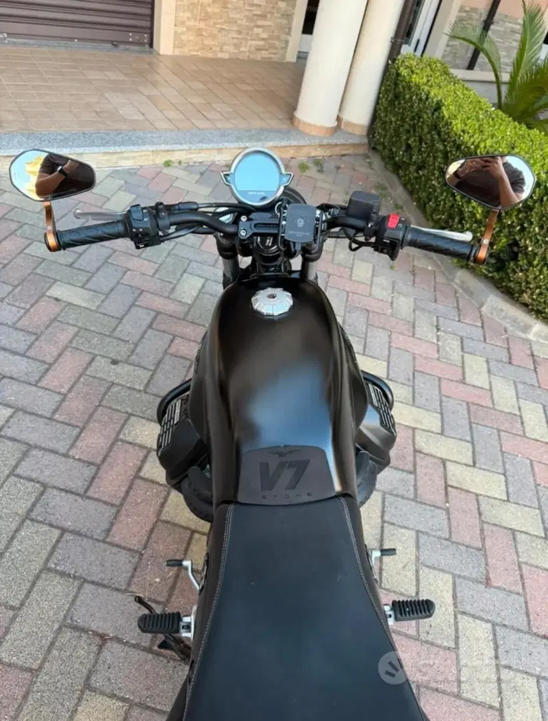 Moto Guzzi V7 Stone (2021 - 24) (4)