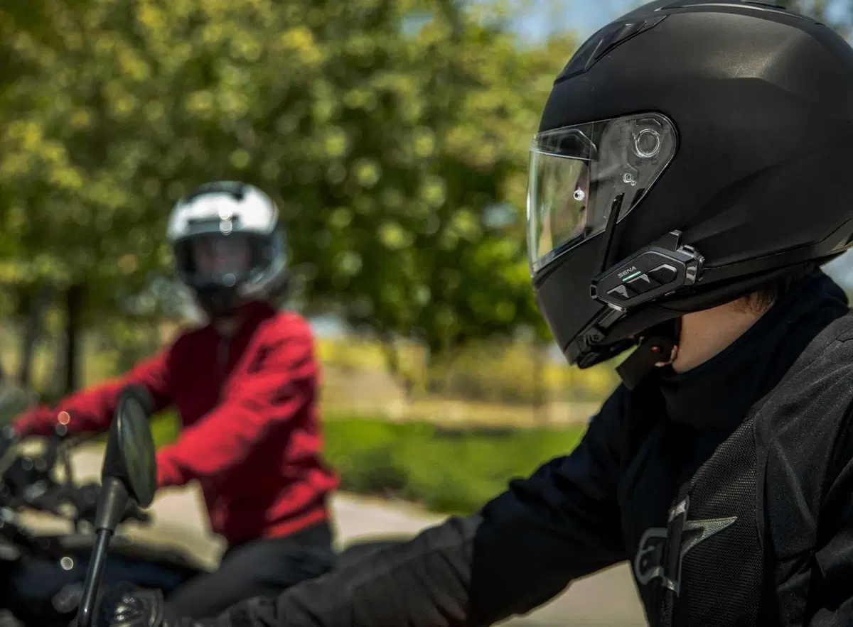 Parlare in moto senza spendere una fortuna: scegliere il proprio interfono a meno di 230 euro