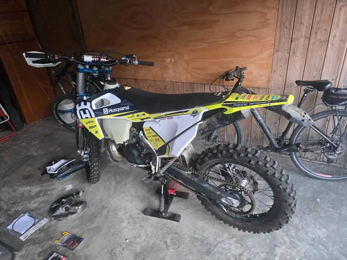 Husqvarna TE 300i Rockstar Edition (2022) (5)