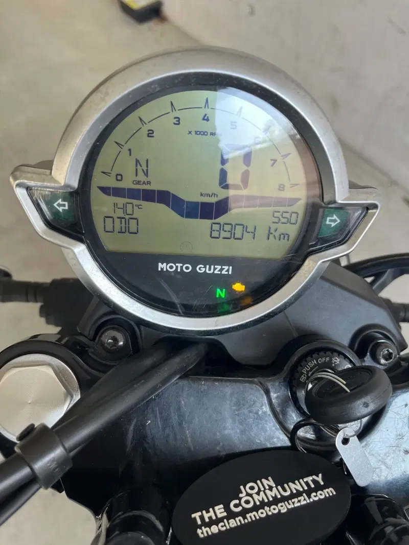 Moto Guzzi V7 Stone (2021 - 24) (7)
