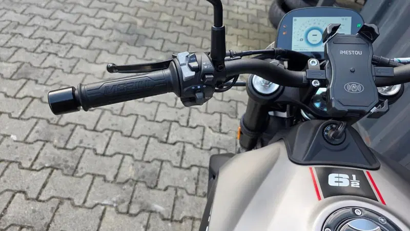 Moto Morini SEIEMMEZZO STR (2022 - 26) (11)