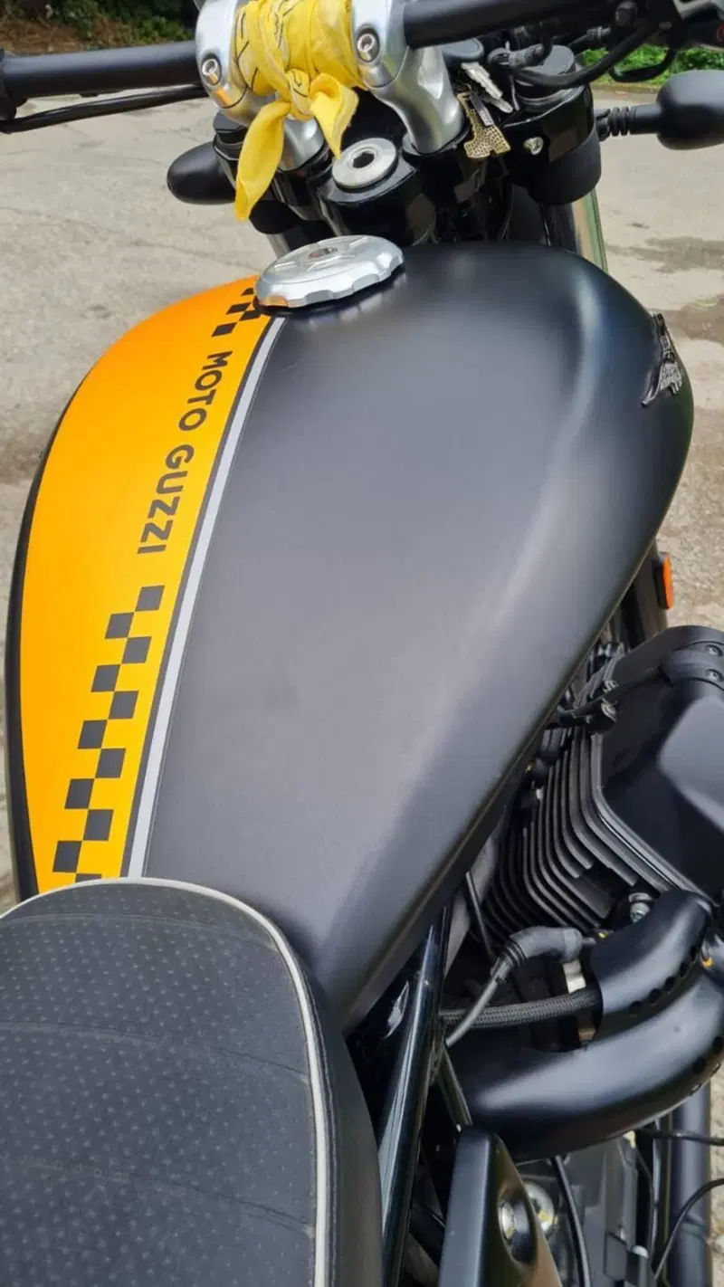 Moto Guzzi V9 Bobber (2016 - 18) (4)