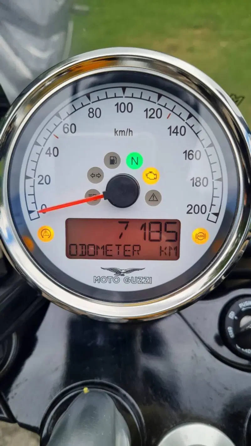 Moto Guzzi V9 Bobber (2016 - 18) (5)