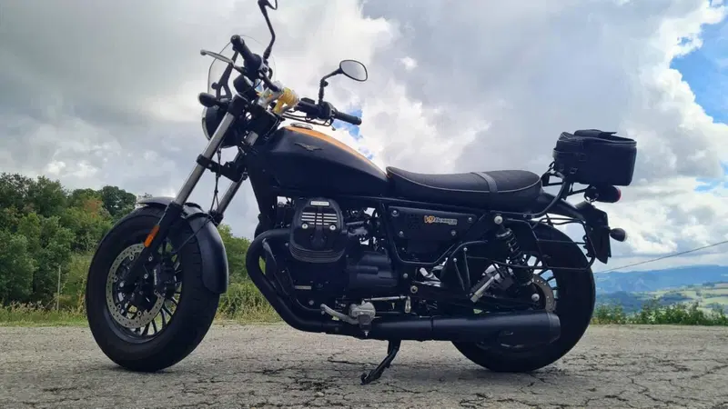 Moto Guzzi V9 Bobber (2016 - 18) (3)