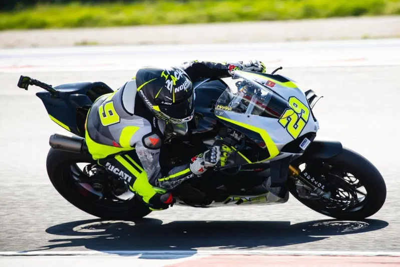 Iannone in pista con la Ducati stradale
