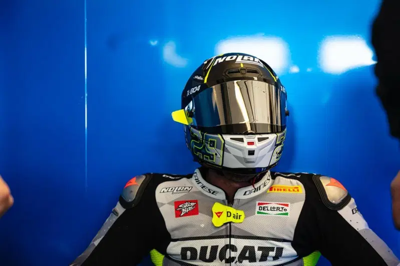 Iannone nel box del team Cecchini