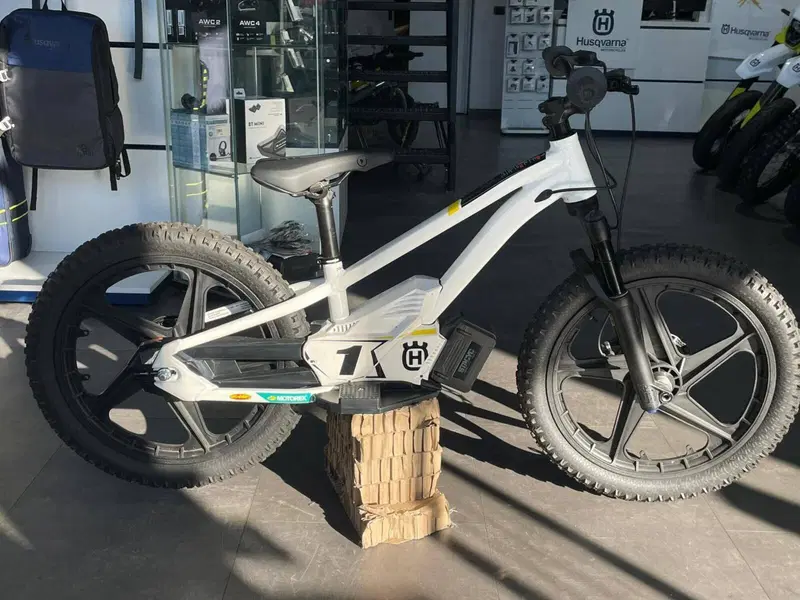 Husqvarna EE 1.20 (2023 - 24)