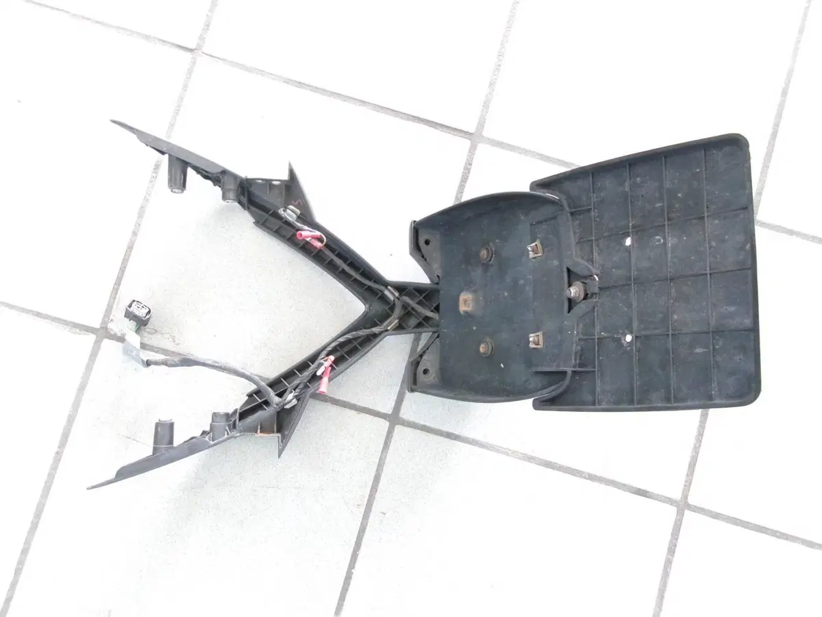 SUPPORTO POSTERIORE BMW F 650 CS SCARVER (2)