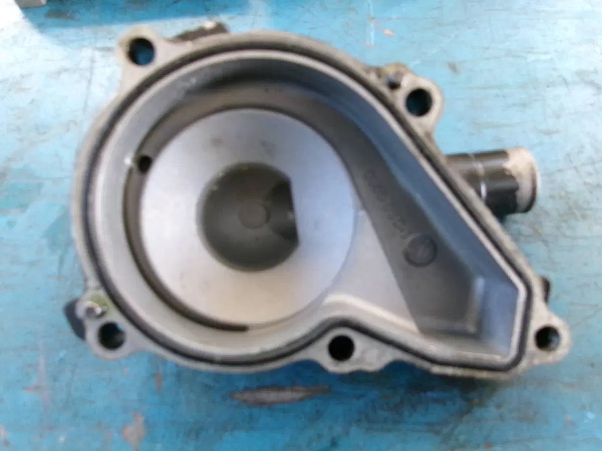 CARTER POMPA REFRIGERANTE KAWASAKI ER6n (2)