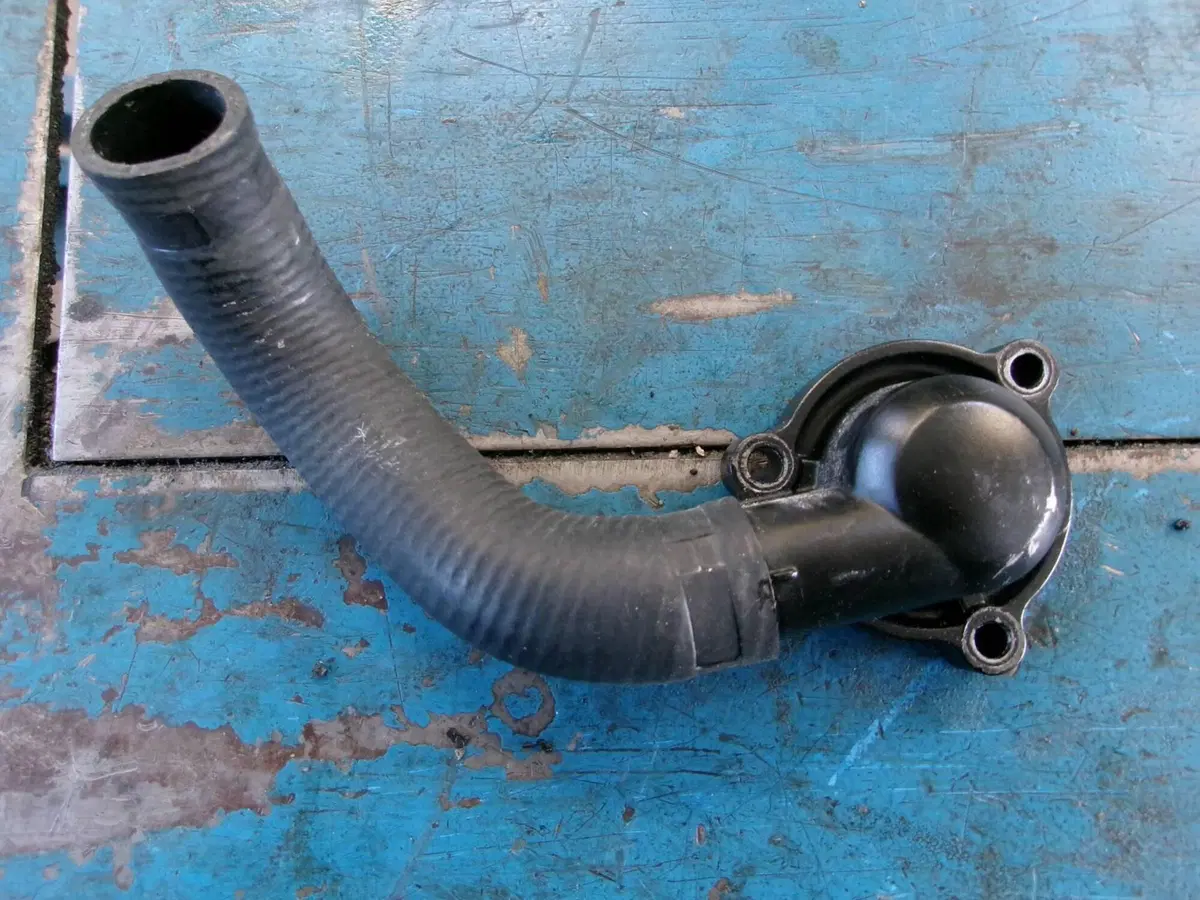 CARTER TERMOSTATO KAWASAKI ER6n (2)