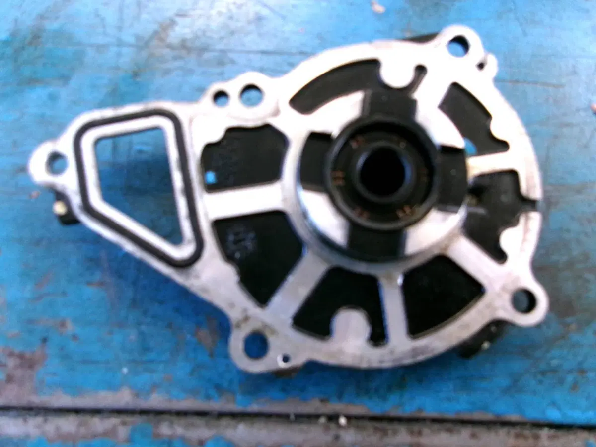 ALLOGGIAMENTO POMPA REFRIGERANTE KAWASAKI ER6n