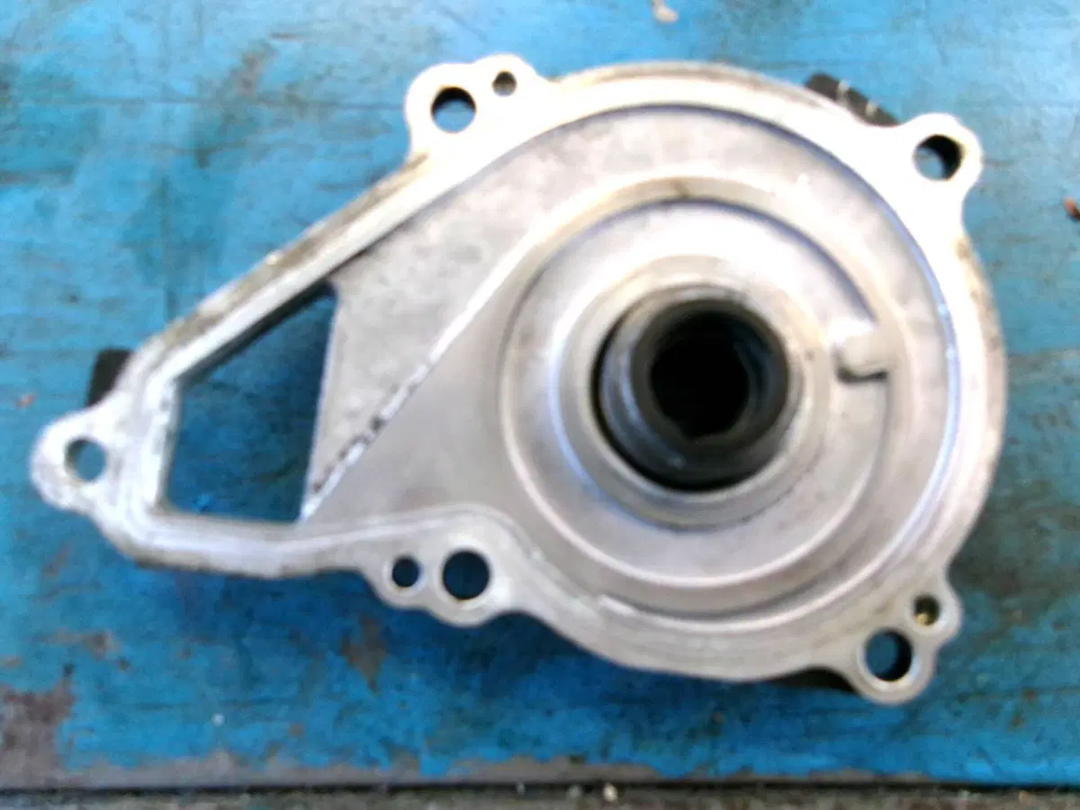 ALLOGGIAMENTO POMPA REFRIGERANTE KAWASAKI ER6n (2)