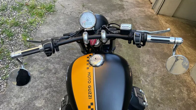 Moto Guzzi V9 Bobber (2016 - 18) (2)