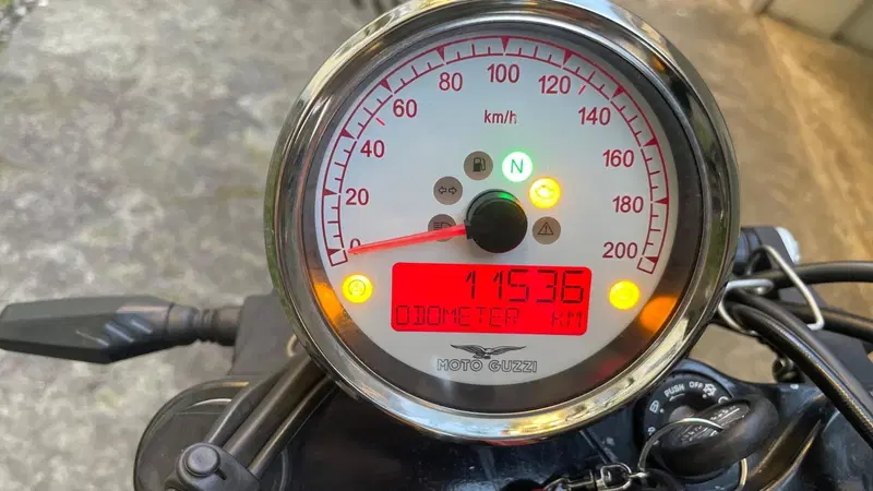 Moto Guzzi V9 Bobber (2016 - 18) (3)