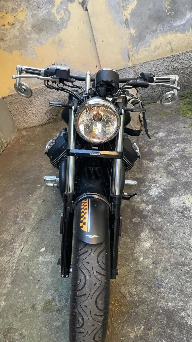 Moto Guzzi V9 Bobber (2016 - 18) (4)