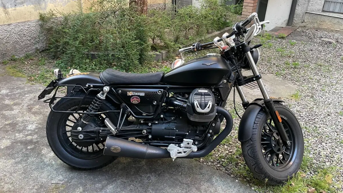 Moto Guzzi V9 Bobber (2016 - 18) (5)