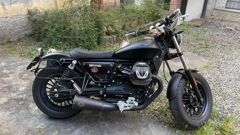 Moto Guzzi V9 Bobber (2016 - 18) (5)