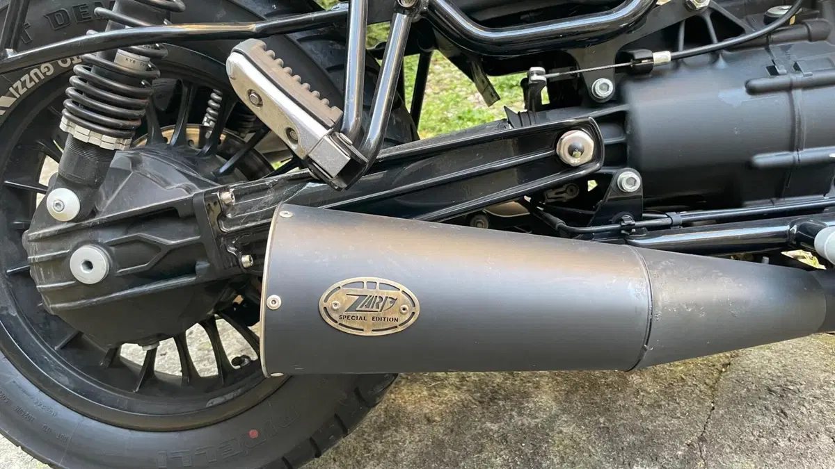 Moto Guzzi V9 Bobber (2016 - 18) (6)
