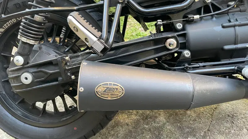 Moto Guzzi V9 Bobber (2016 - 18) (6)