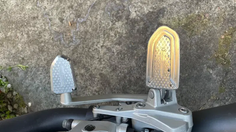 Moto Guzzi V9 Bobber (2016 - 18) (7)