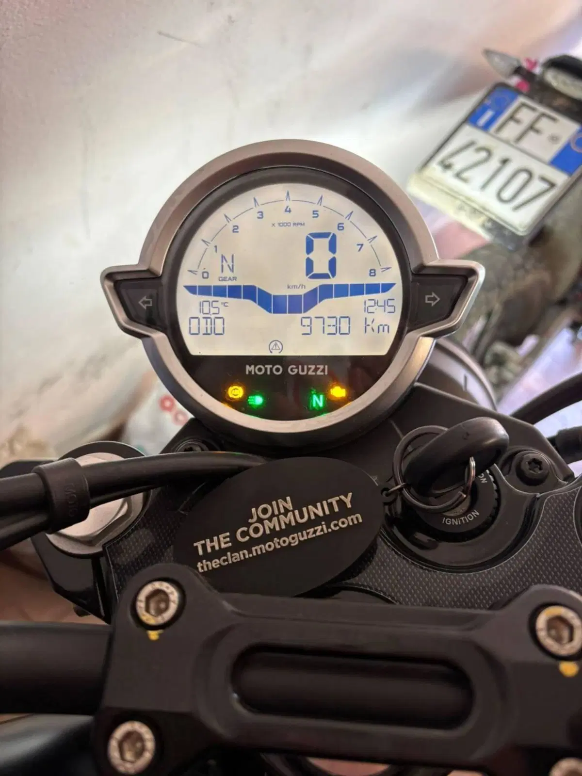 Moto Guzzi V7 Stone (2021 - 24) (2)