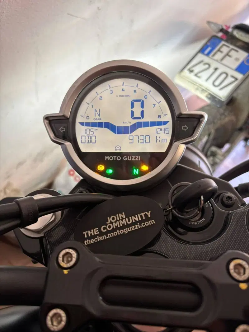 Moto Guzzi V7 Stone (2021 - 24) (2)