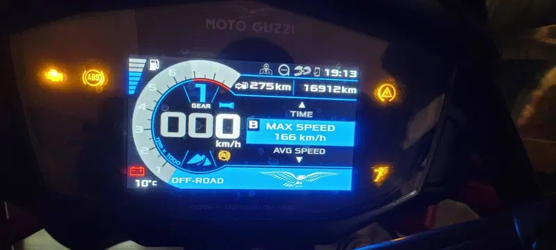 Moto Guzzi V85 TT Evocative Graphics (2021 - 23) (2)