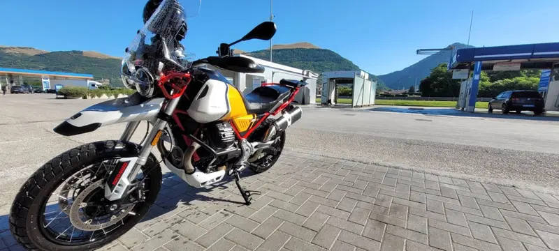 Moto Guzzi V85 TT Evocative Graphics (2021 - 23)
