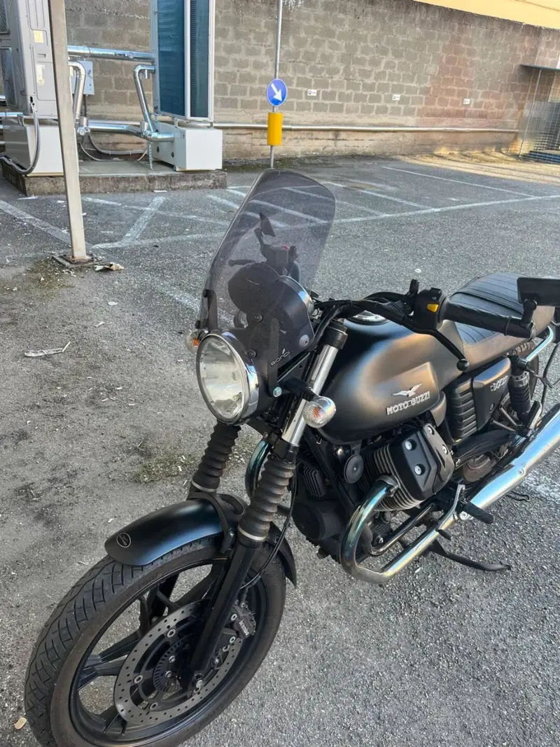 Moto Guzzi V7 II Stone (2015 - 17) (2)