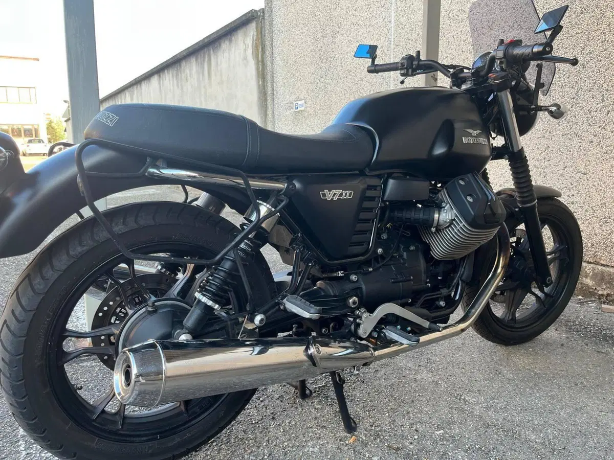 Moto Guzzi V7 II Stone (2015 - 17) (4)