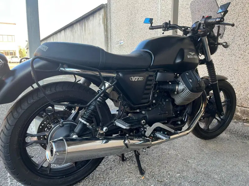 Moto Guzzi V7 II Stone (2015 - 17) (4)