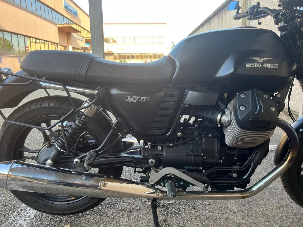 Moto Guzzi V7 II Stone (2015 - 17) (5)